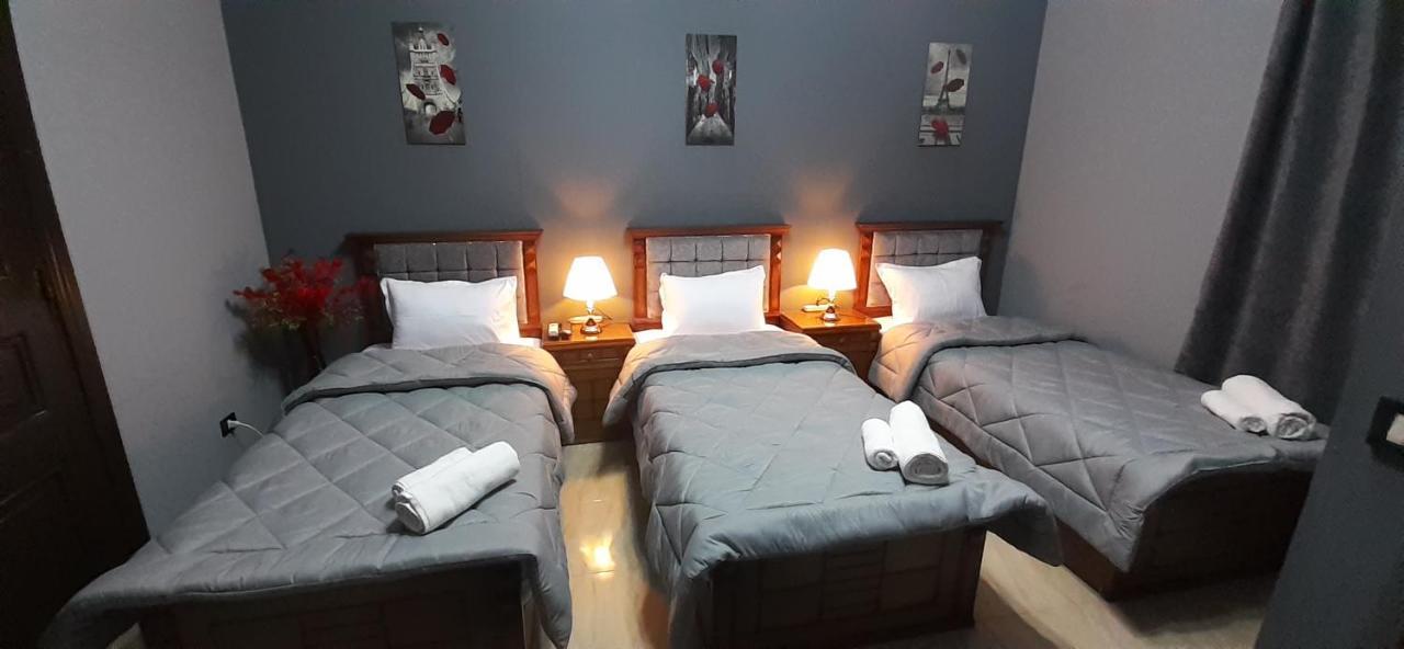 Plaza Hostel *